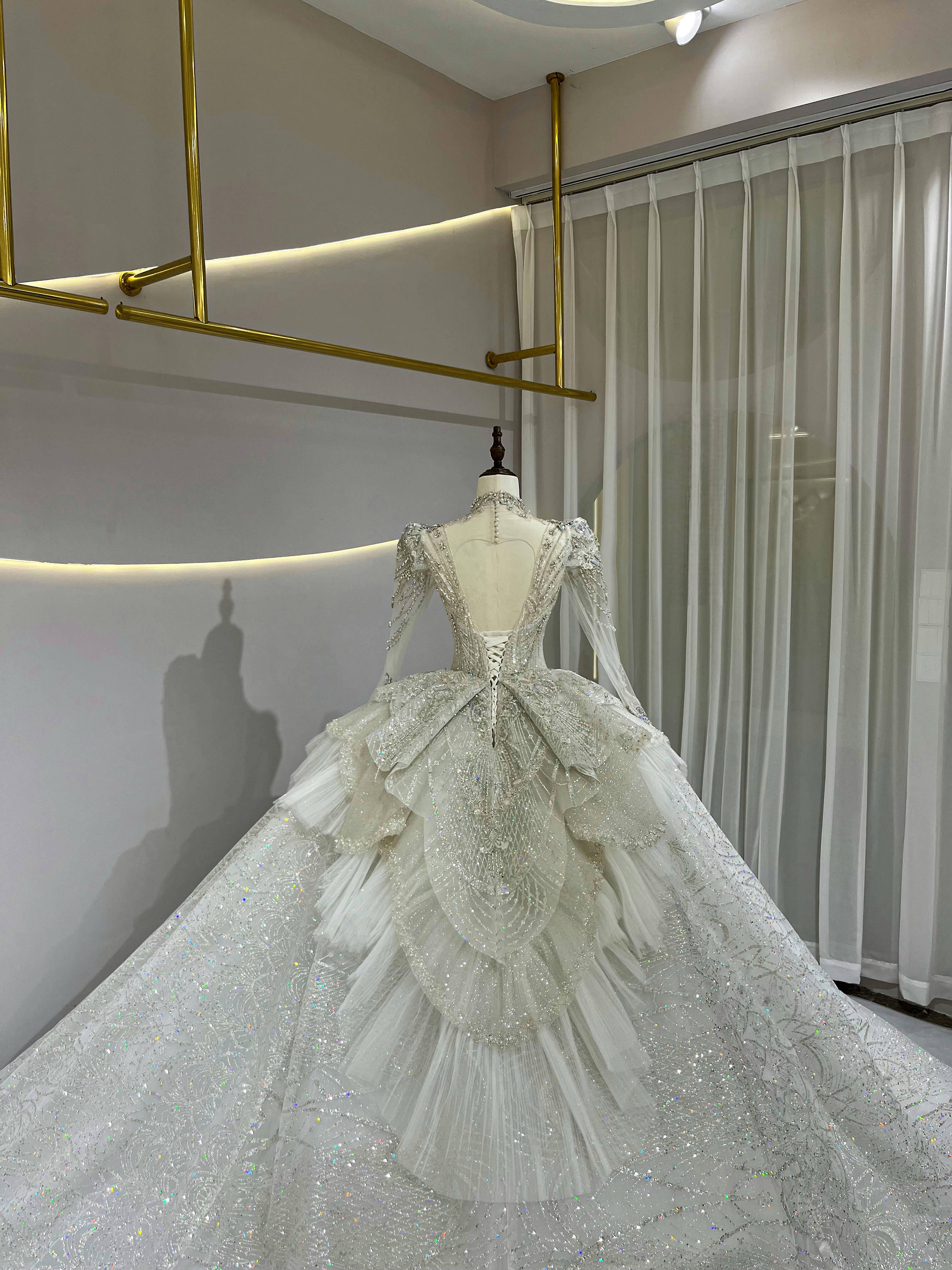 韓国風　キラキラウェディングドレス　シースルー袖　プリンセスライン　ラッフルスカート　大人気　華やかなトレーン結婚式挙式