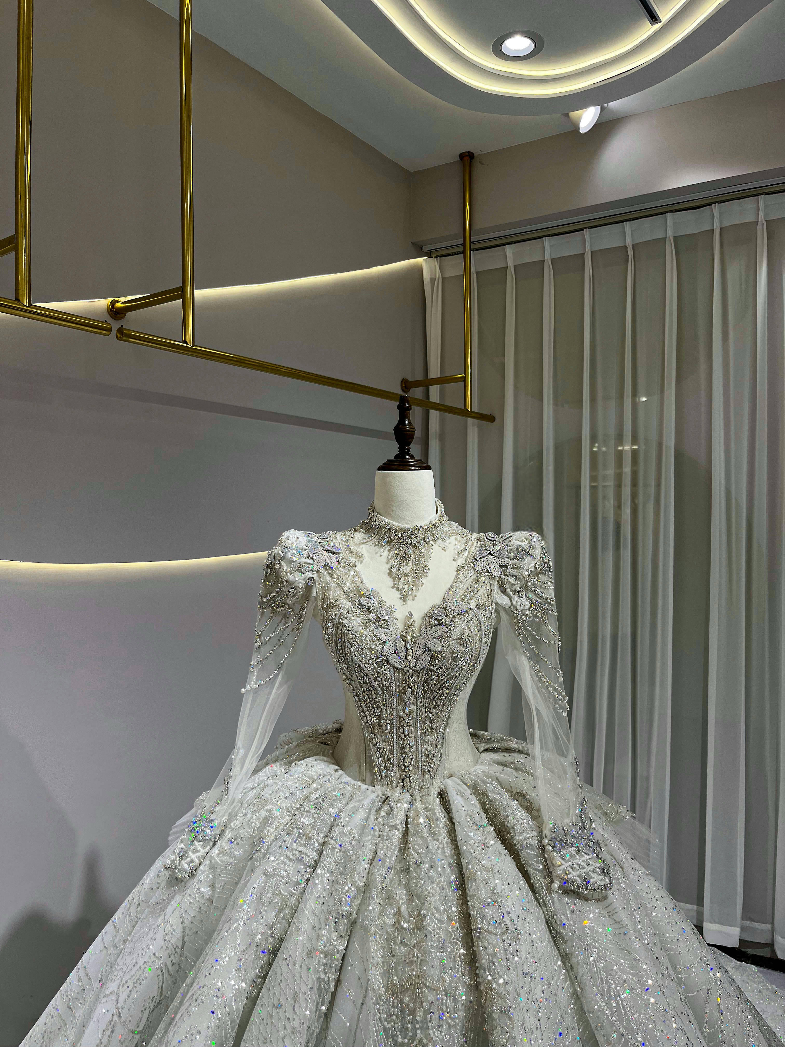 韓国風　キラキラウェディングドレス　シースルー袖　プリンセスライン　ラッフルスカート　大人気　華やかなトレーン結婚式挙式