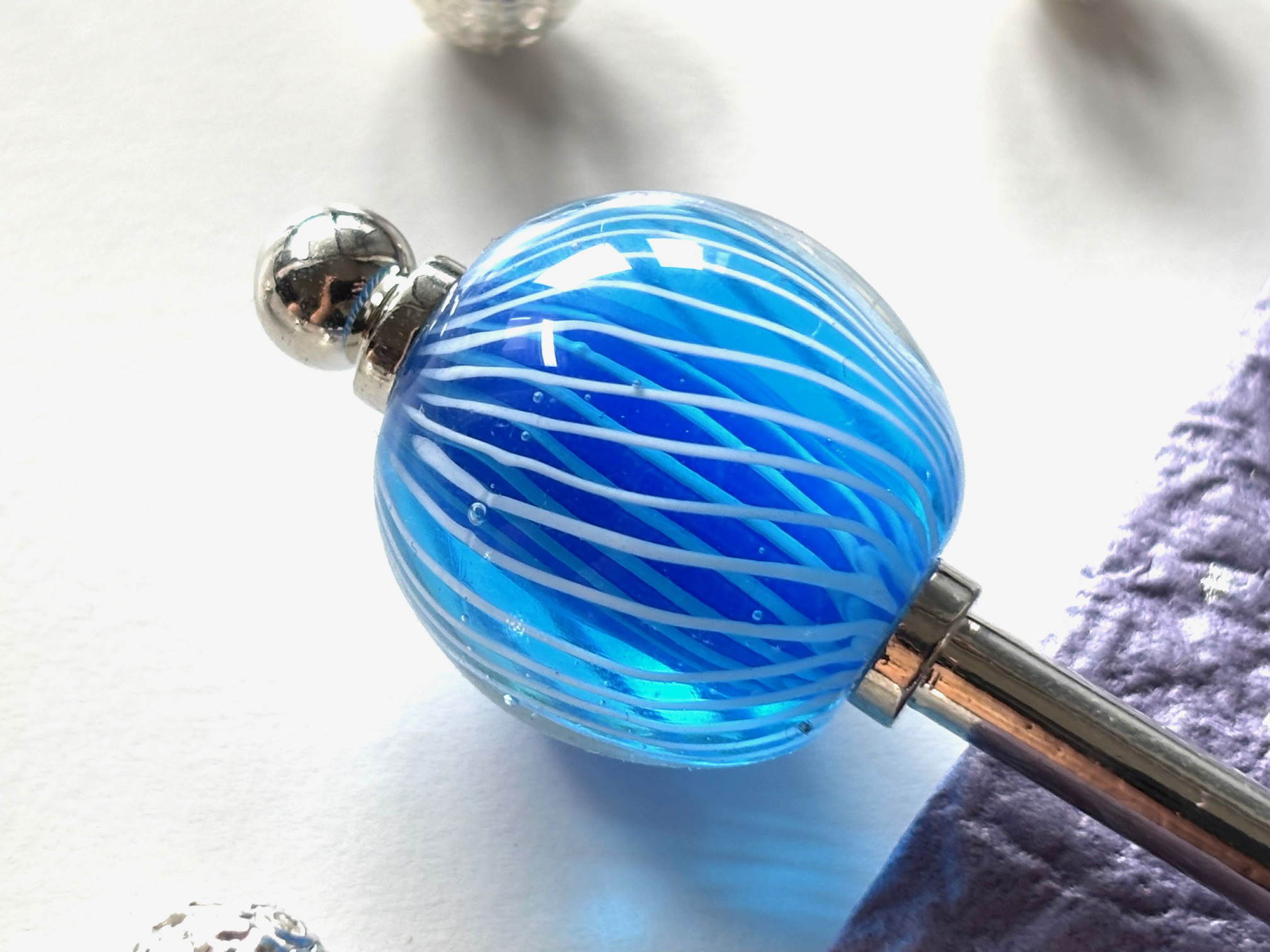 かんざし　流水の様な水色と白のストライプ模様のとんぼ玉　一本挿し　一本簪　涼しげ　夏　トンボ玉　青　ブルー
