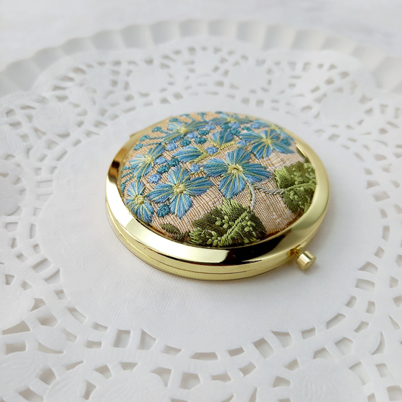 【選べるミニ巾着袋付き】インド刺繍リボンのプッシュ式コンパクトミラー　アジサイ【紫陽花2025】 5枚目の画像