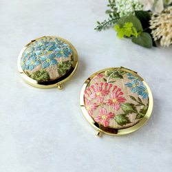 【選べるミニ巾着袋付き】インド刺繍リボンのプッシュ式コンパクトミラー　アジサイ【紫陽花2025】 1枚目の画像