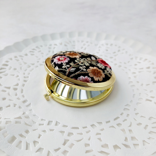 インド刺繍リボンのプッシュ式コンパクトミラー｜アンティークフラワー