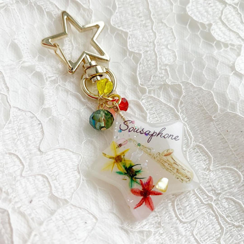 【2544】テナーサックス 青と黄色のコデマリとユーフォルビアデザインキーホルダ 2544】テナーサックス 青と黄色のコデマリとユーフォルビア