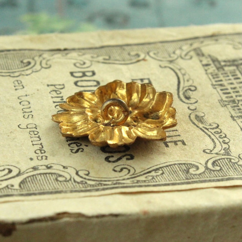 花の形状の金属製ボタン 1個】メタルボタン 20x22mm 真鍮 花の形 フランス輸入 #016 ボタン