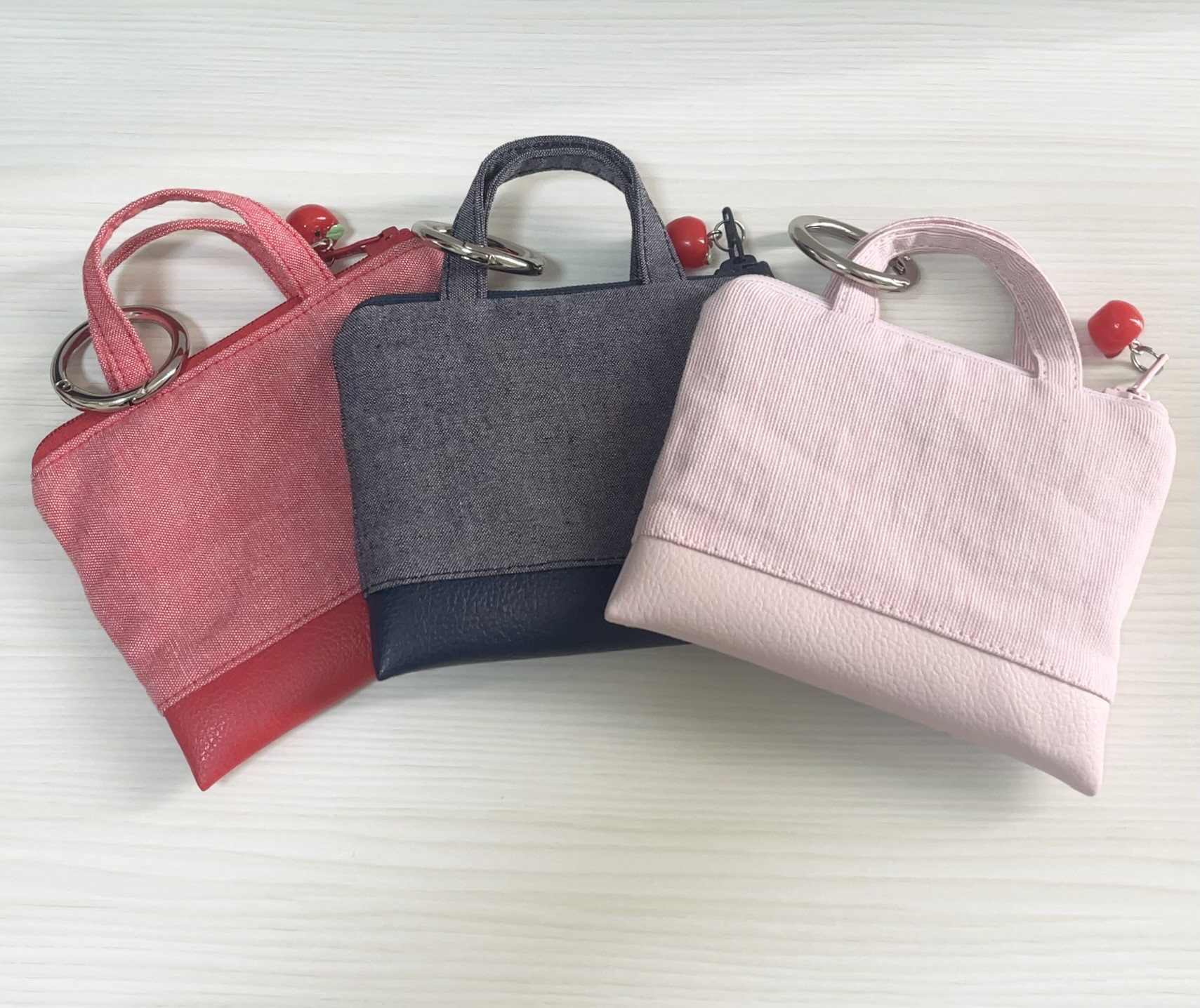 バックチャーム♡AirPodsケース♡濃いデニム色♡本日のみ出品 バックチャーム♡AirPodsケース♡濃いデニム色♡本日のみ出品