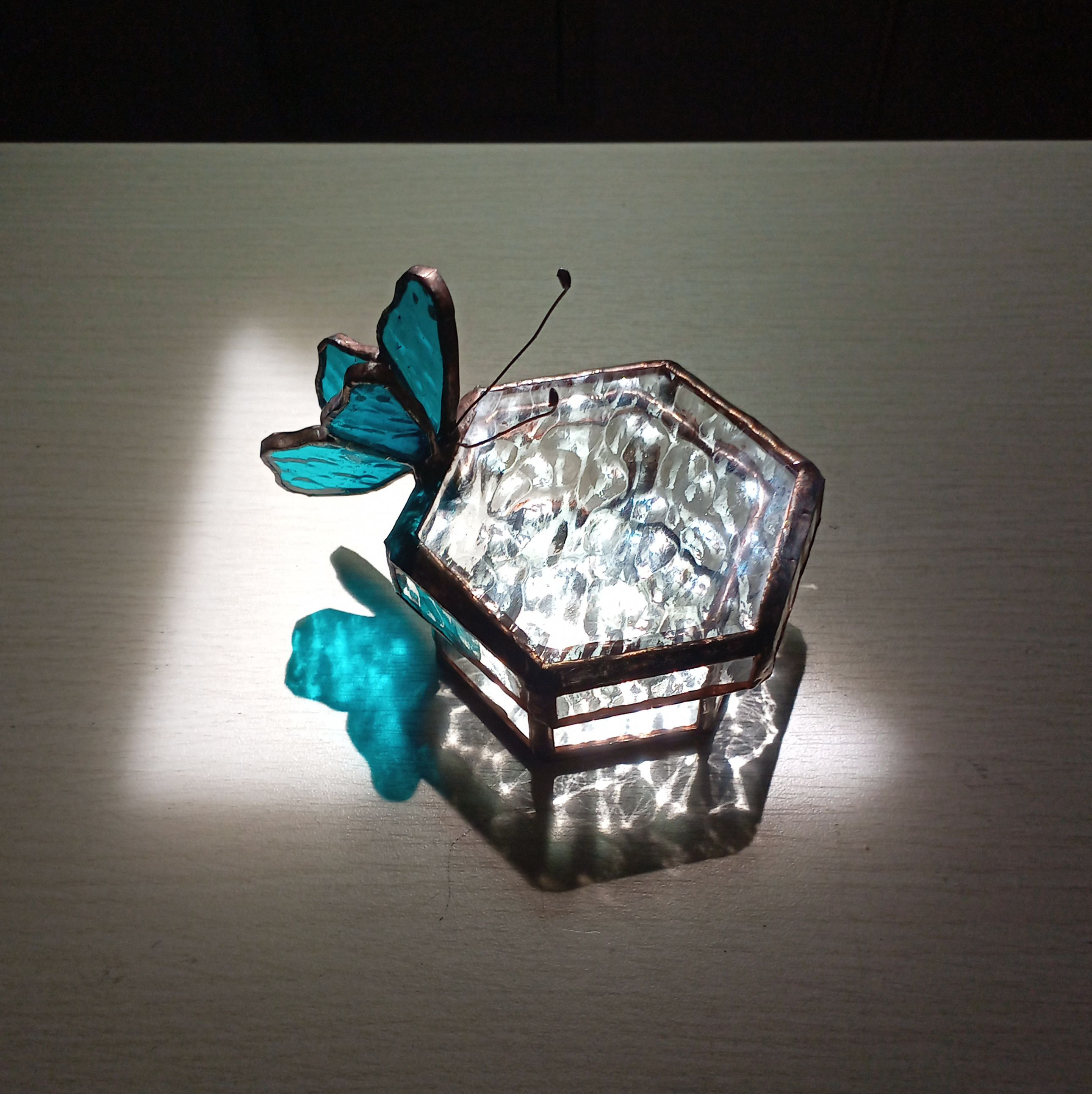 蝶がとまるステンドグラスの六角小箱・アクセサリーケース・サンキャッチャー