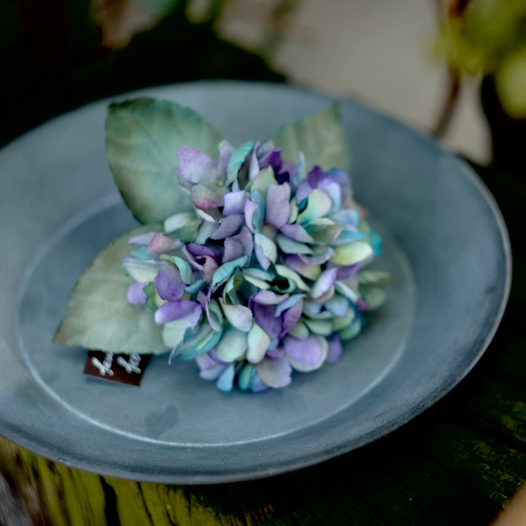 くすみカラーの秋色紫陽花 布花コサージュ 1枚目の画像
