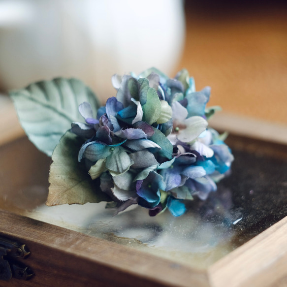 くすみカラーの秋色紫陽花 布花コサージュ 5枚目の画像