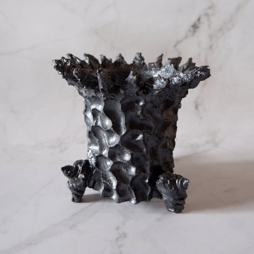盆栽鉢 芸術的黒色陶器3本足 日本伝統工芸 3.5号鉄砂黒三脚深鉢075 万年青 塊根植物 多肉植物 盆栽 植木鉢 作家鉢