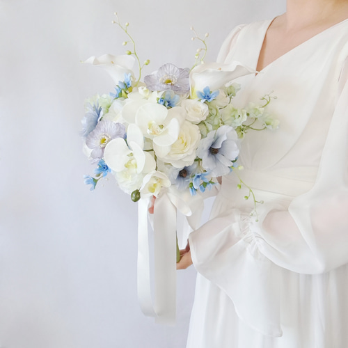 胡蝶蘭と青いお花のウェディングブーケ アーティフィシャルフラワー 白