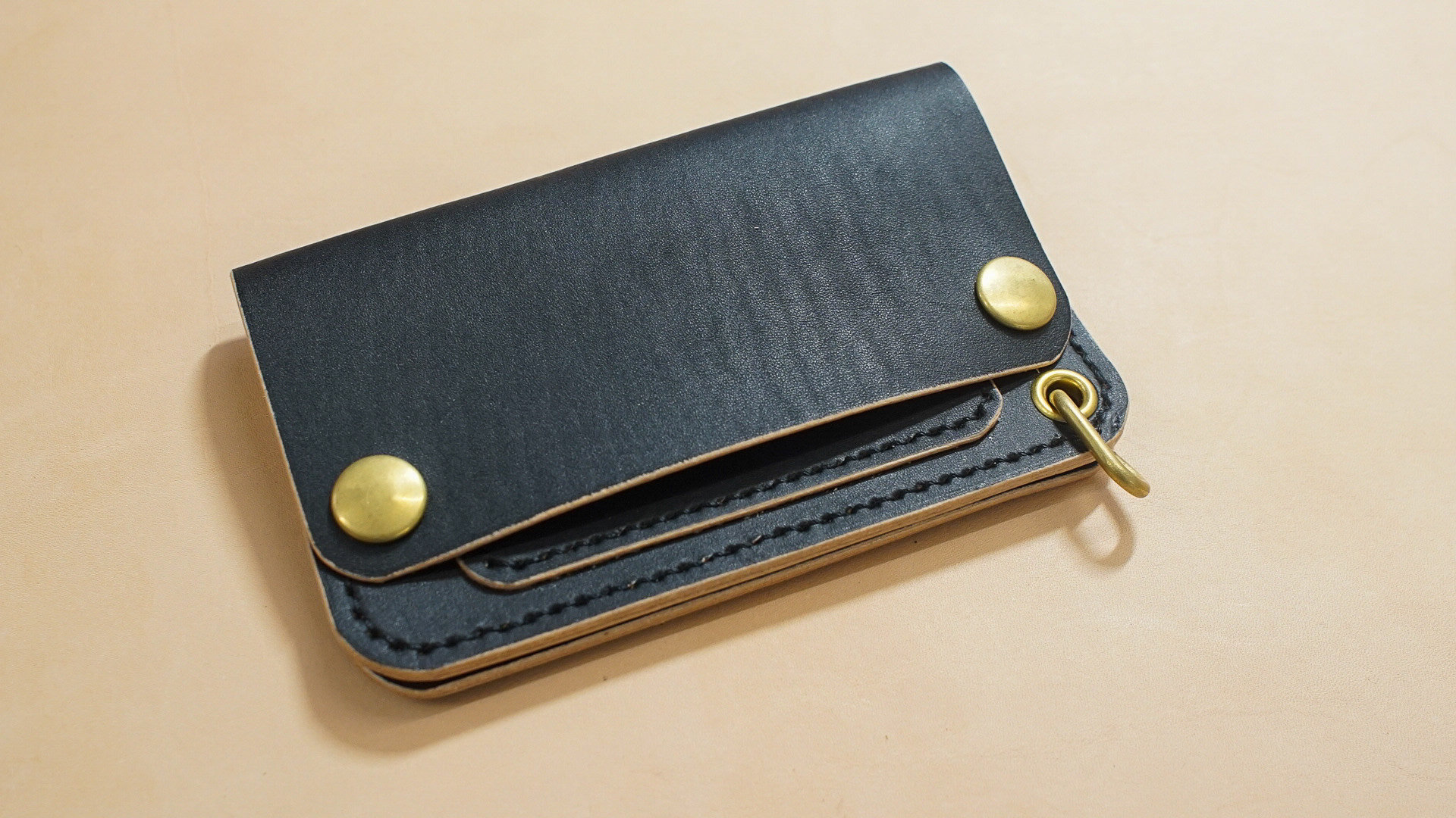 【丘染め　ブラック】　ミドルトラッカーウォレット ミドルトラッカーウォレット 丘染め茶芯ブラック 真鍮 トラッカー