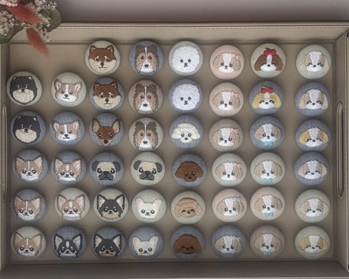 犬刺繍クリップ付きバッジ｜やさしい犬モチーフ＊くるみボタンのうちの