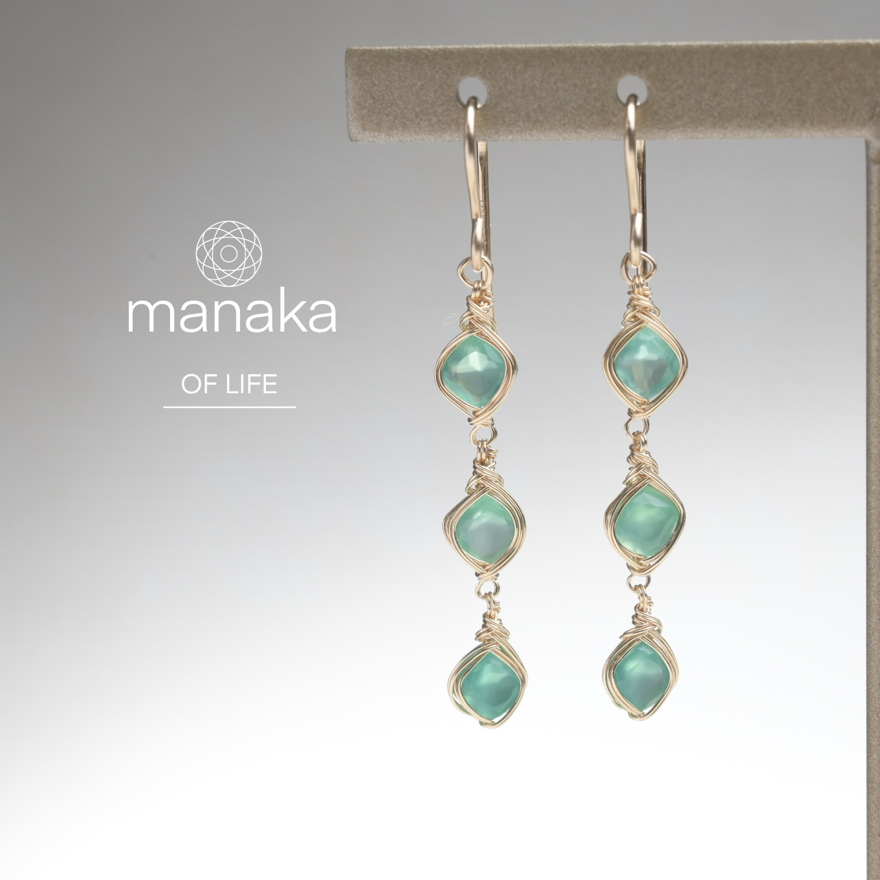 グリーンオニキス ピアス  ワイヤーラッピング  14kgf 天然石 送料無料でお届けします