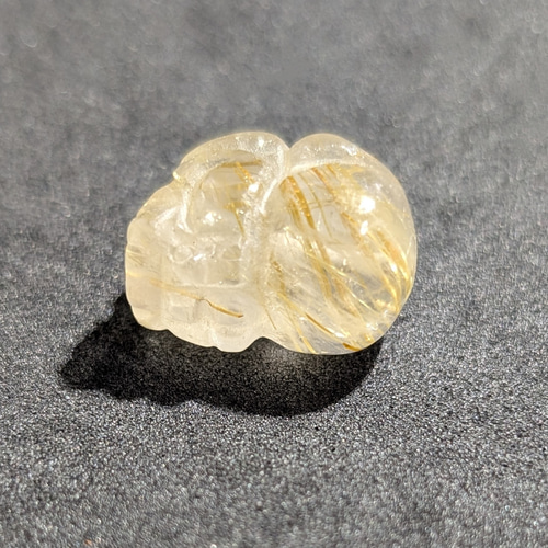 きらきら ゴールドルチルが光り輝く 貔貅 ひきゅう 金針水晶 金銭運