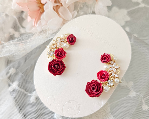 赤薔薇の華やかイヤーカフ《ゴールド》 イヤーカフ petit mignon 通販
