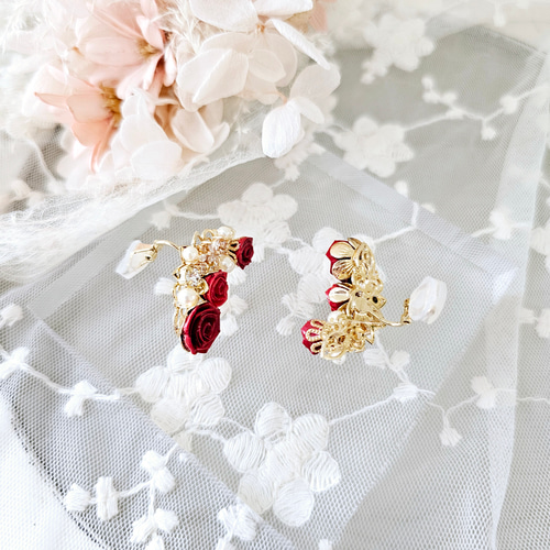 赤薔薇の華やかイヤーカフ《ゴールド》 イヤーカフ petit mignon 通販