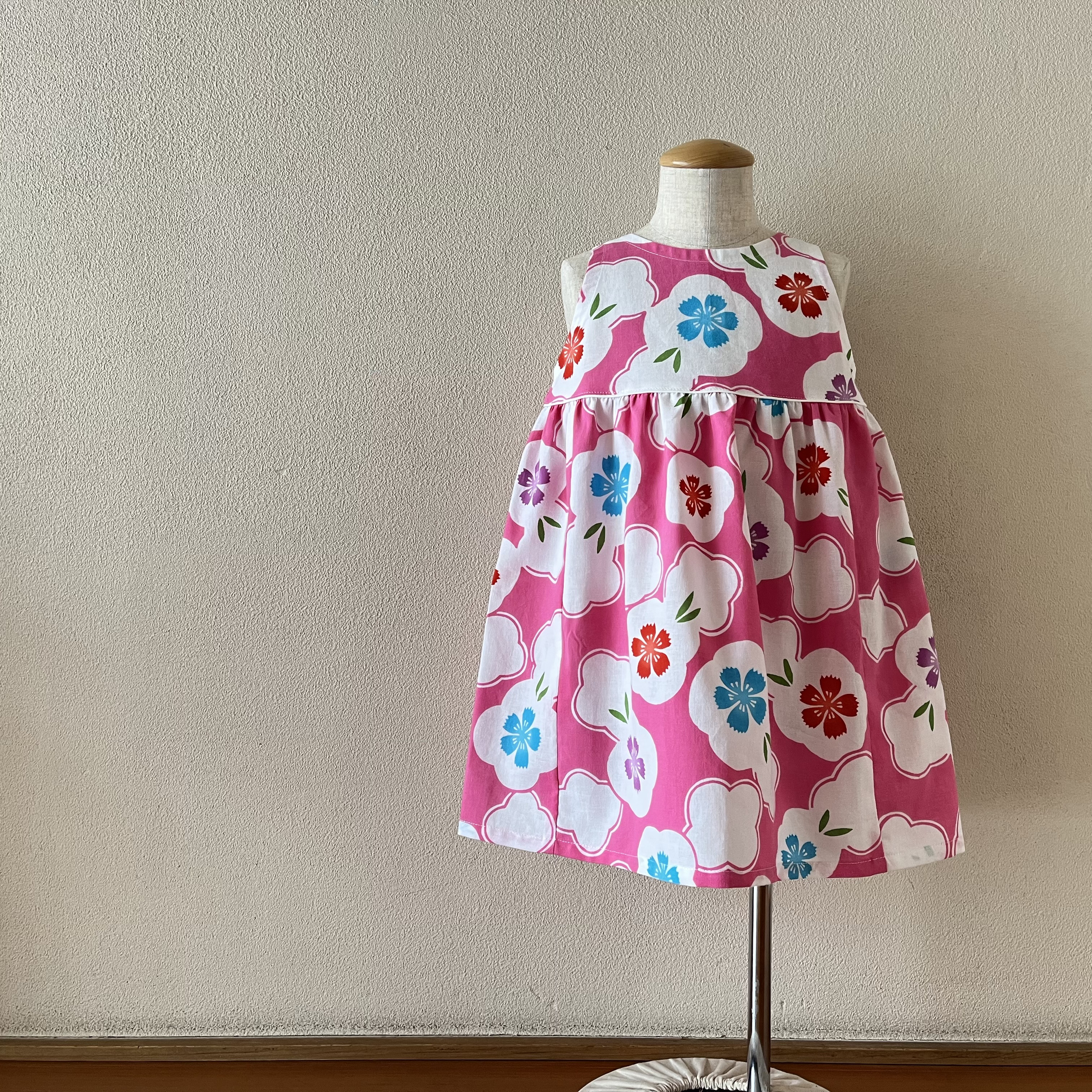 子供　浴衣地ひかえめフレアーワンピース　注染水玉なでしこ（ピンク地）　80～130〈受注製作〉