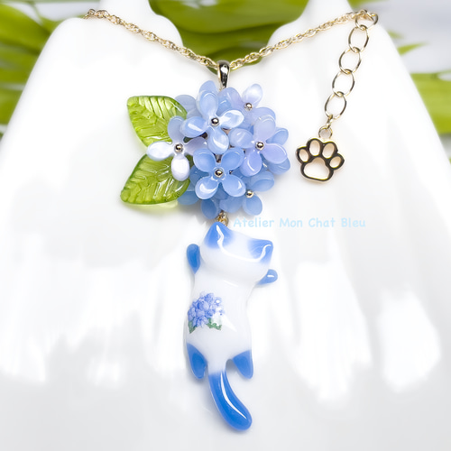 【美品】ビンテージ 紫色 花模様 ガラスネックレス✨ 紫陽花追っかけねこのネックレス バイオレット×ブルー