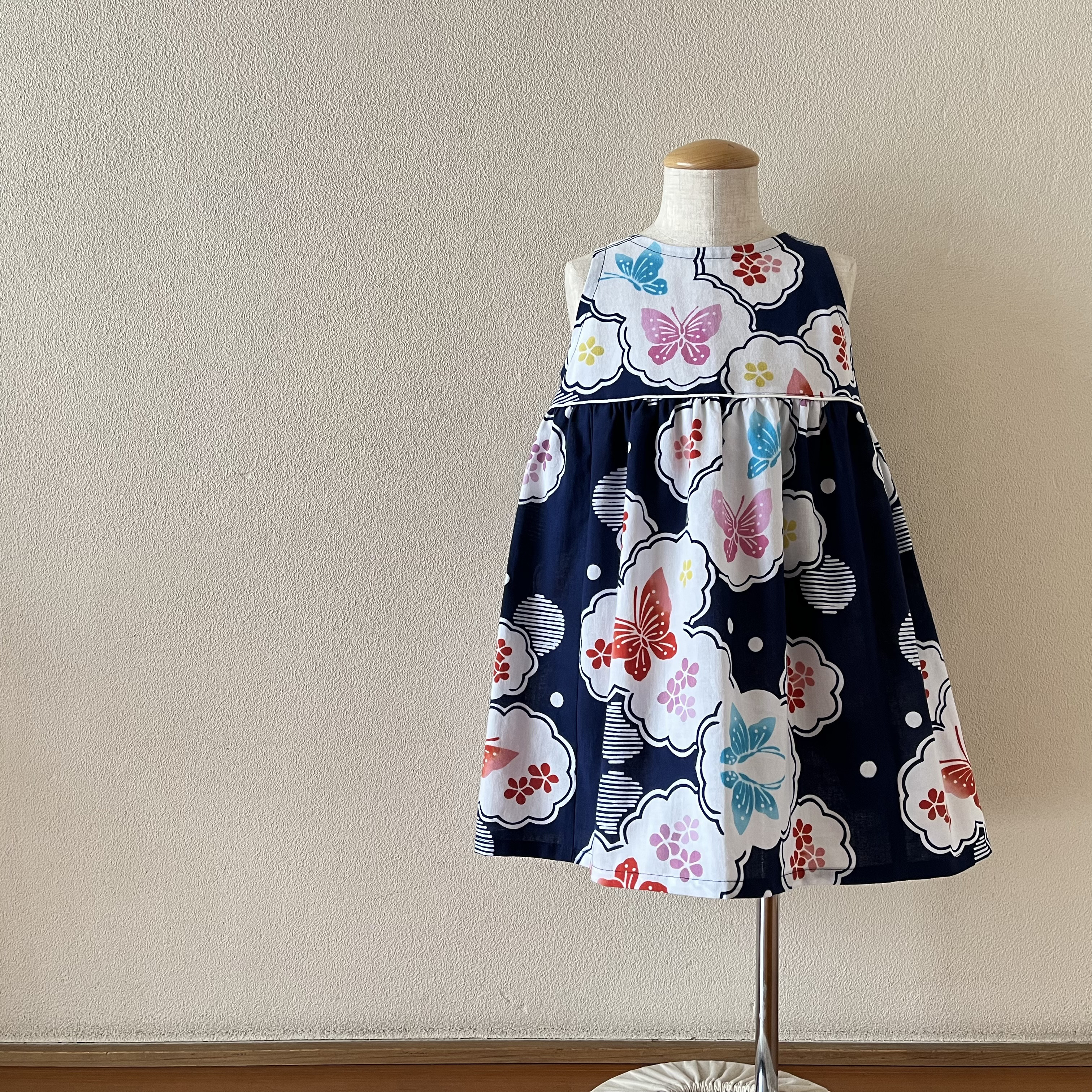 子供　浴衣地ひかえめフレアーワンピース　注染ちょうちょ（紺地）　80～130〈受注製作〉