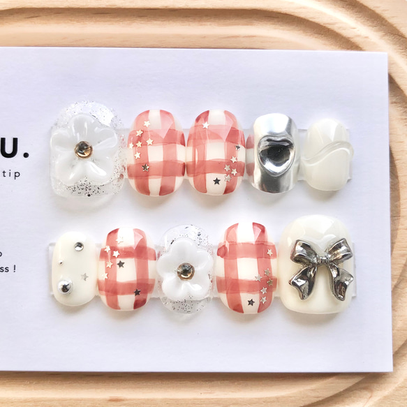 お花とイチゴミルク【サイズオーダー制】￤ネイルチップ インク チェック柄 星 リボン お花 ビジュー うるうる 短め 1枚目の画像