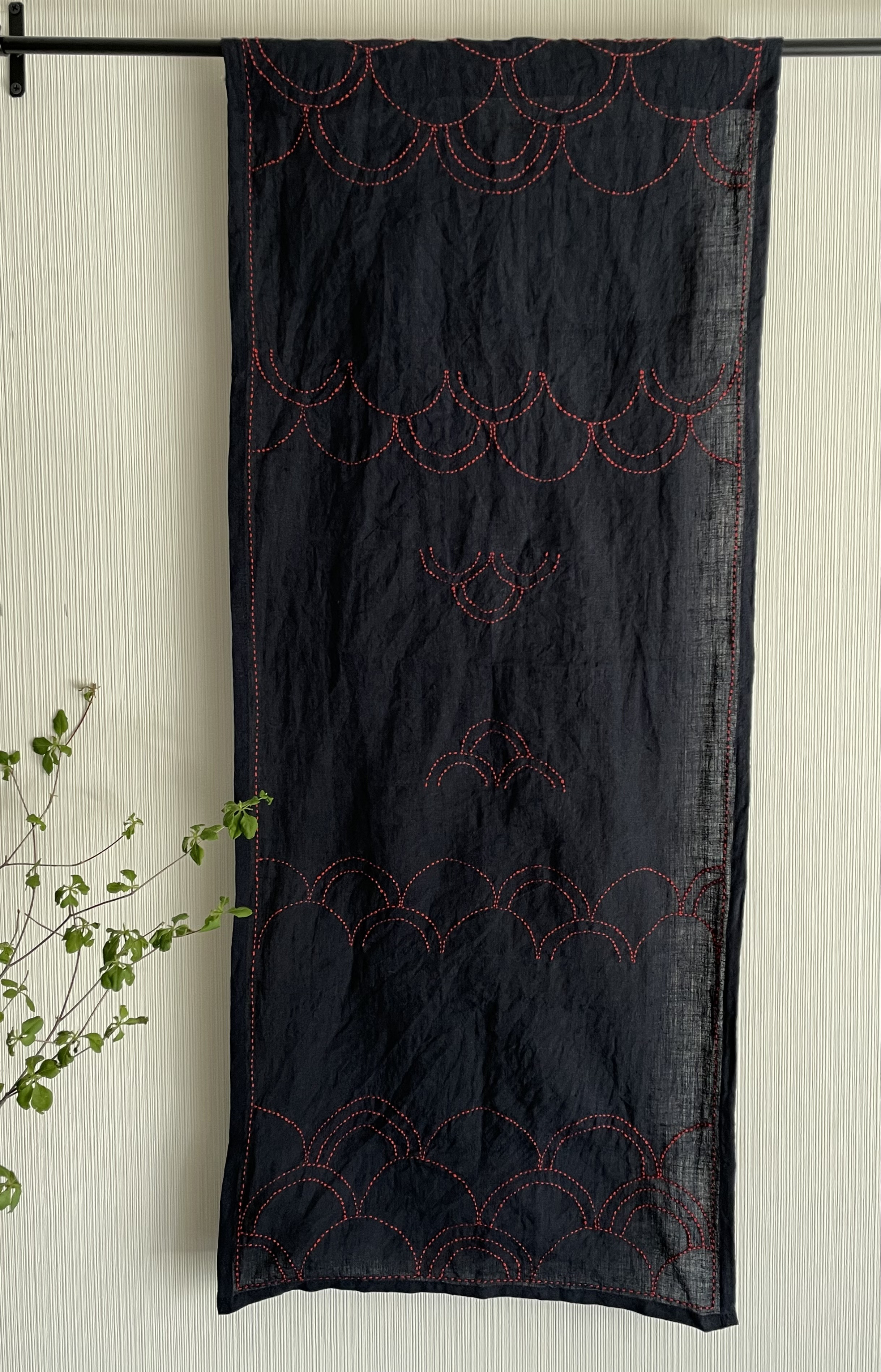 刺し子の手ぬぐい　変わり青海波　こだわりベルギーリネン（６０番手）