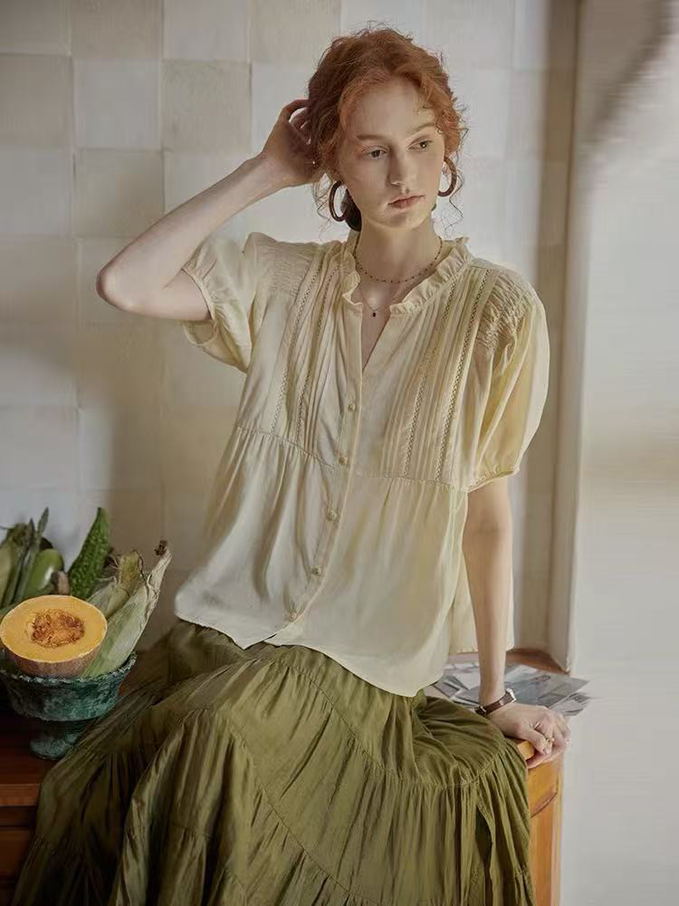 半袖ブラウス　フリル襟　Vネック　ピンタック入りブラウス