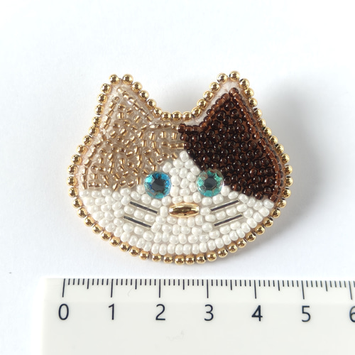 ビーズ刺繍♢2本ひげの三毛猫ブローチ ブローチ isoa/イソア 通販