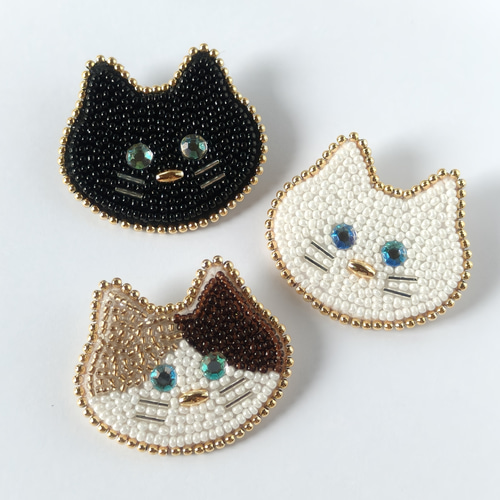 ビーズ刺繍♢2本ひげの三毛猫ブローチ ブローチ isoa/イソア 通販