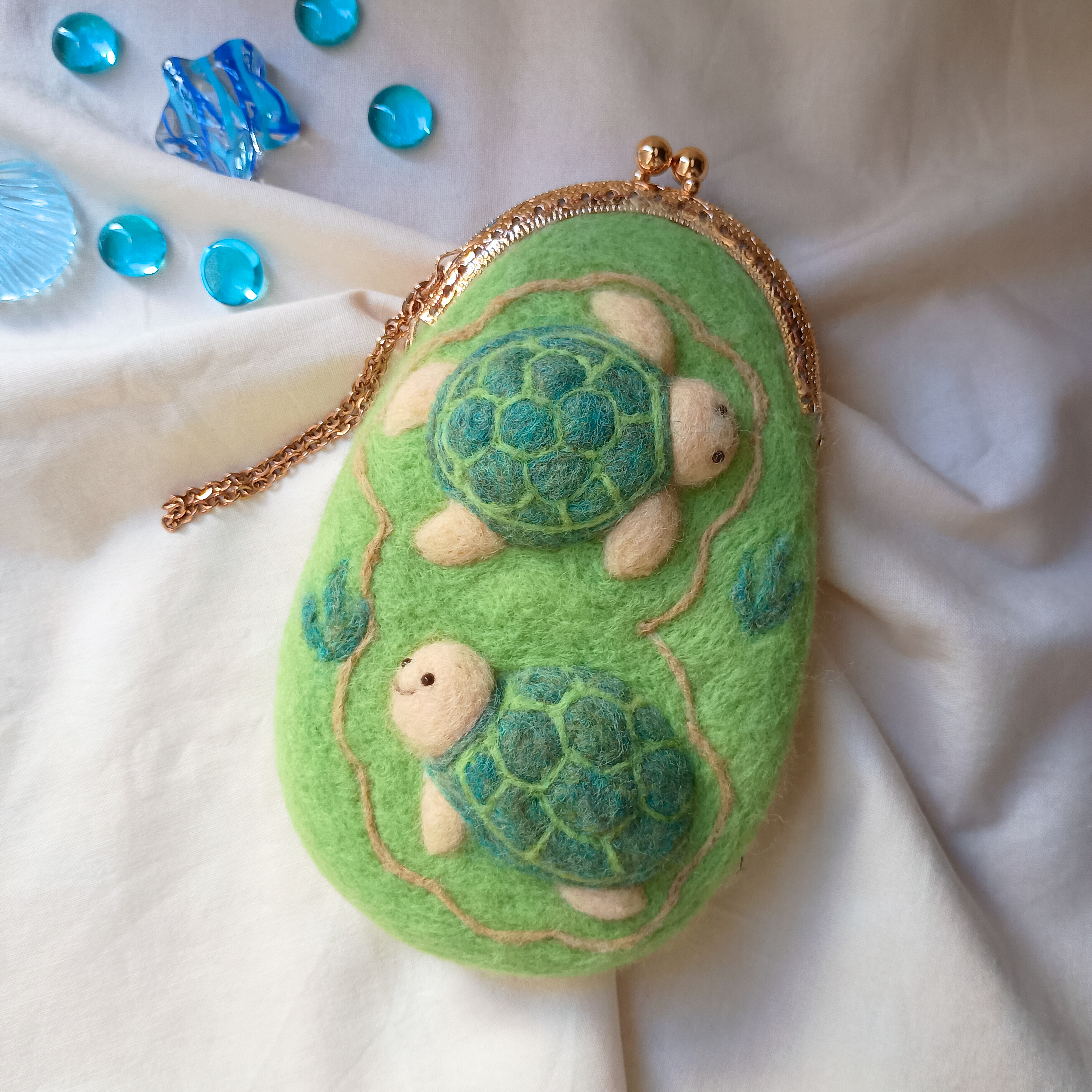 海を漂う双子のカメさん　がま口　羊毛フェルト　ポーチ