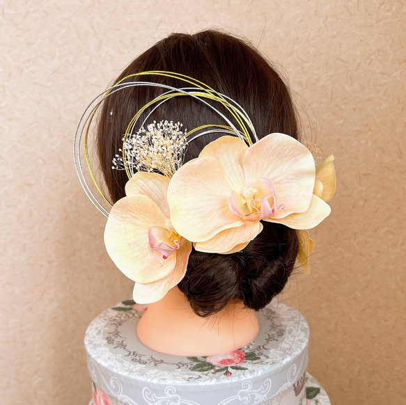 送料無料 淡いオレンジ胡蝶蘭の髪飾り 結婚式 成人式 水引  ウェディング ゴールド 優しい 薄い 3枚目の画像