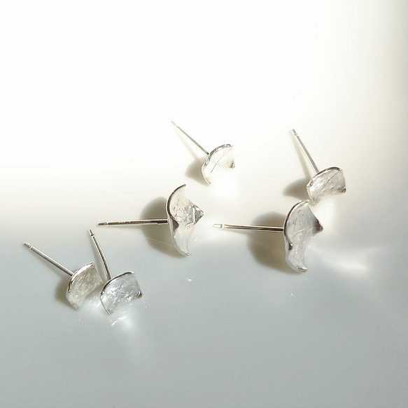 彫金シンプルスタッドピアス SILVA925　手彫り&手打ちテクスチャーのクラフトマンピアス　片耳から販売　 2枚目の画像
