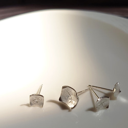 彫金シンプルスタッドピアス SILVA925　手彫り&手打ちテクスチャーのクラフトマンピアス　片耳から販売　 3枚目の画像