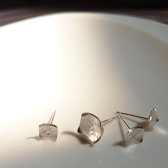 彫金シンプルスタッドピアス SILVA925　手彫り&手打ちテクスチャーのクラフトマンピアス　片耳から販売　 3枚目の画像
