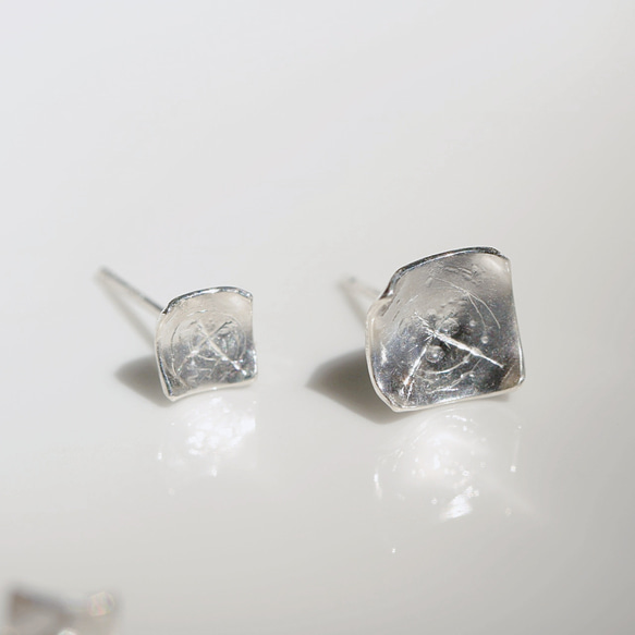 彫金シンプルスタッドピアス SILVA925　手彫り&手打ちテクスチャーのクラフトマンピアス　片耳から販売　 4枚目の画像