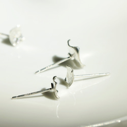 彫金シンプルスタッドピアス SILVA925　手彫り&手打ちテクスチャーのクラフトマンピアス　片耳から販売　 9枚目の画像