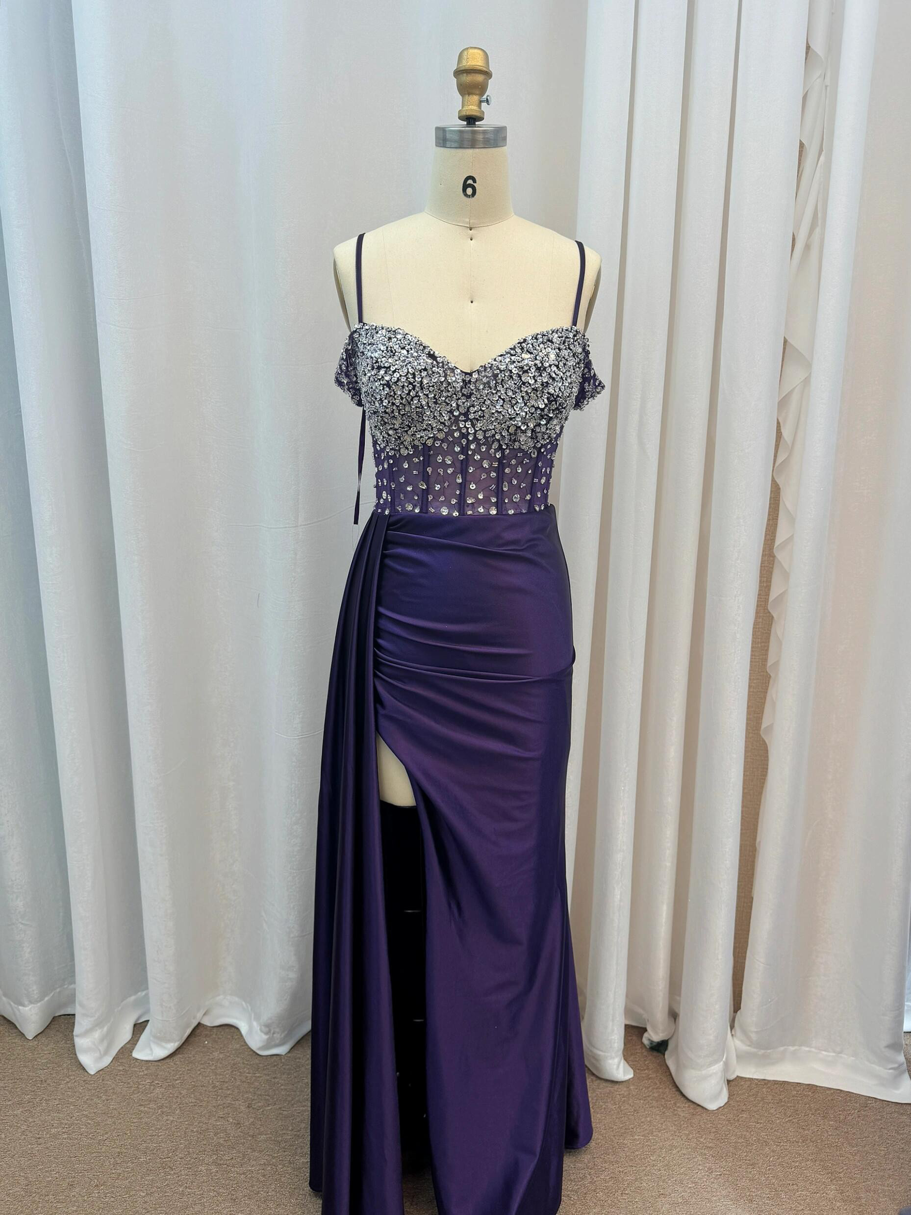 抜群のおしゃれ見え　パープル　たっぷりストーン　スリット　サテン　フリル　ファスナー　パーティードレス　合コン前撮り演奏