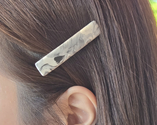 一点ものの模様を選んで モノトーンマーブルのヘアクリップ(1本)/ 送料