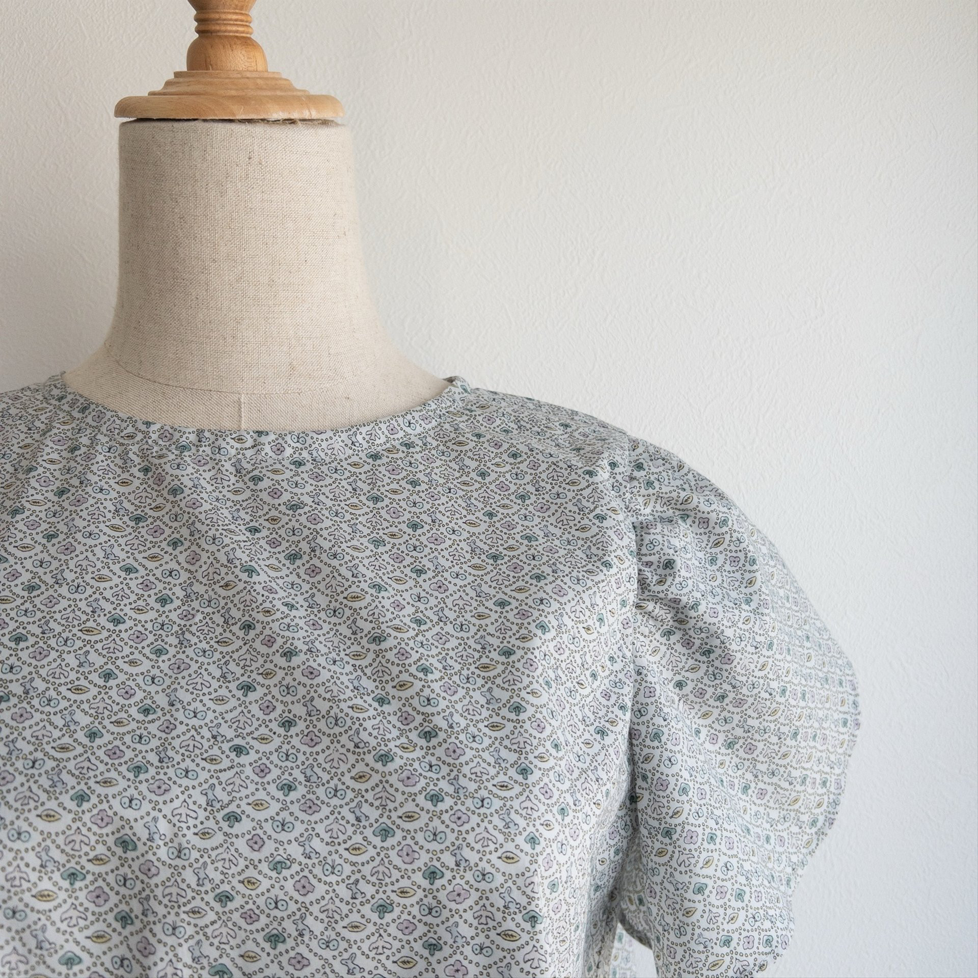 《半袖》フォレストウェーブ　花びらスリーブブラウス　リバティ