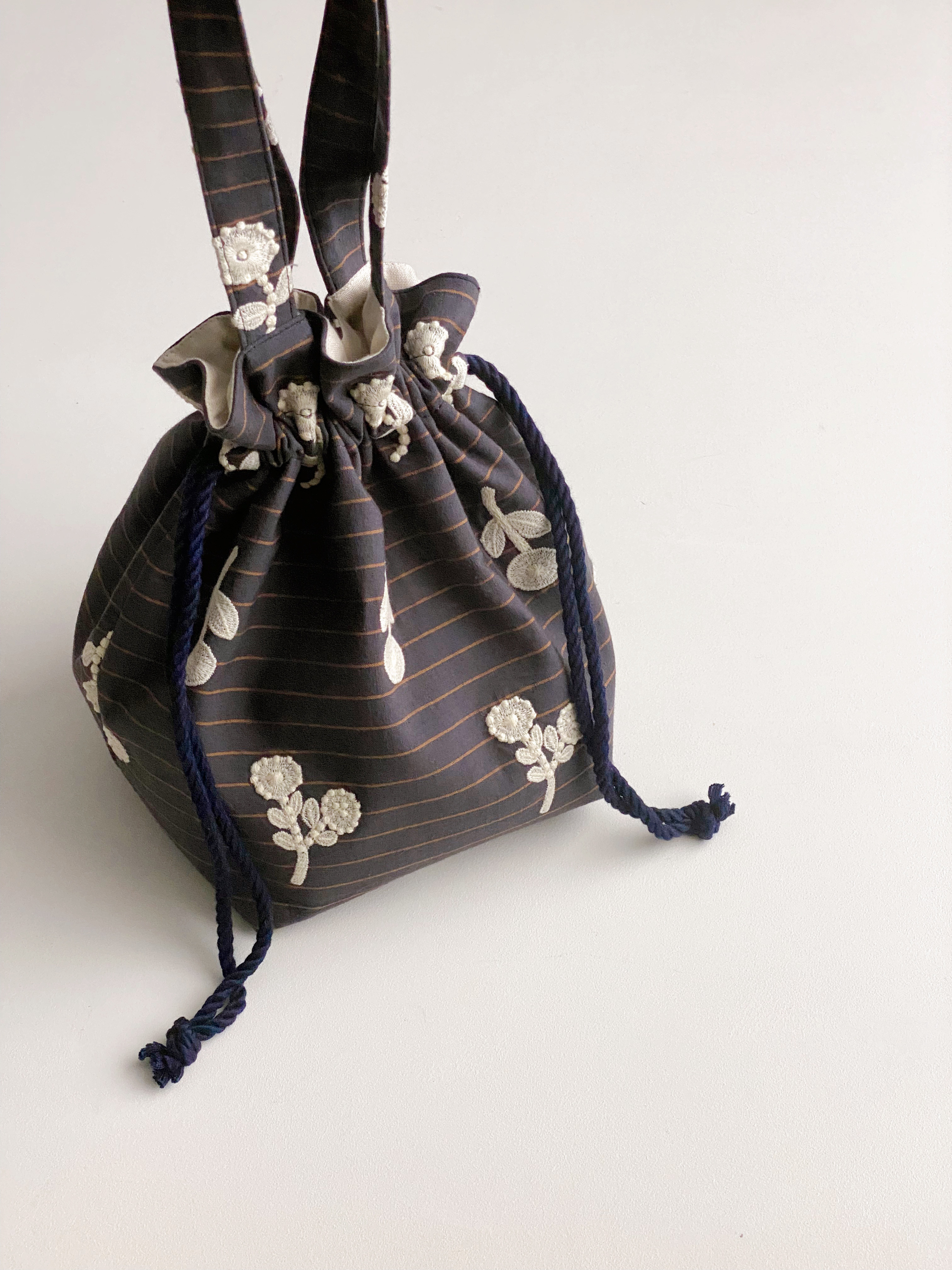 持ち物によって形が変えらえる2way巾着バッグ　ミナペルホネン　ボヌール