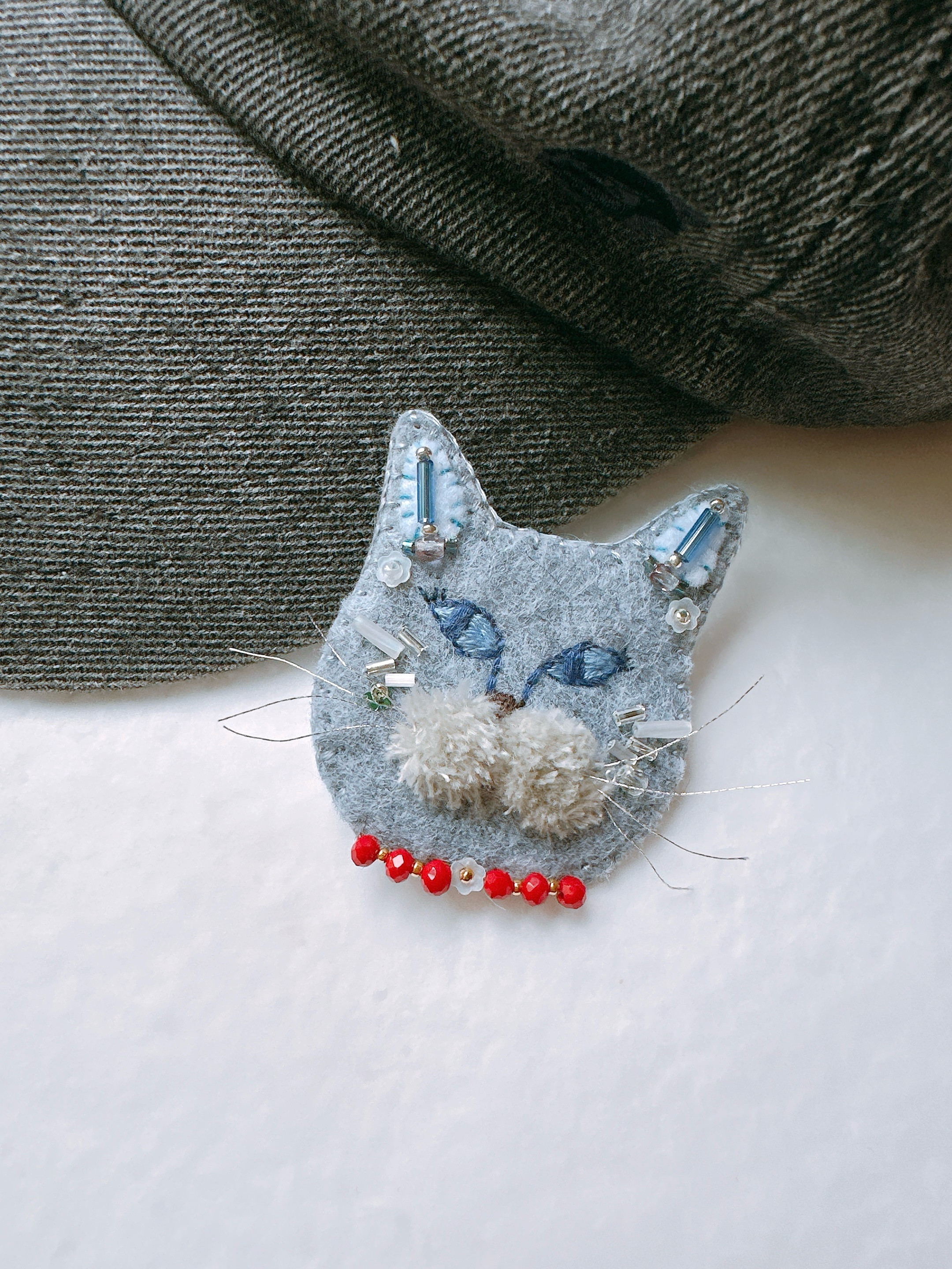 紅葉パトロール中のねこ　羊毛フェルト　ブローチ　ハンドメイド　絵画　風景　刺繍