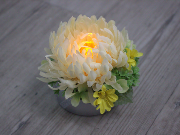 376LED お供え花 大輪菊と小枝パール 【仏花 LEDﾌﾗﾜｰｱﾚﾝｼﾞ】 お