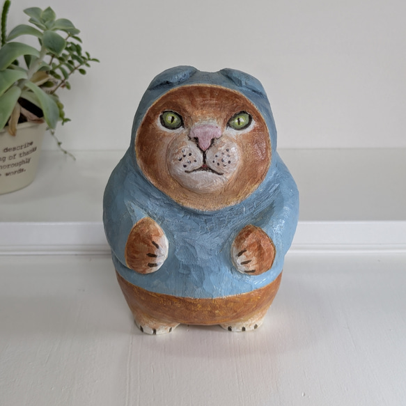 木彫り 『青パーカーのぽっちゃり猫』、 きもかわいい木彫りの置物