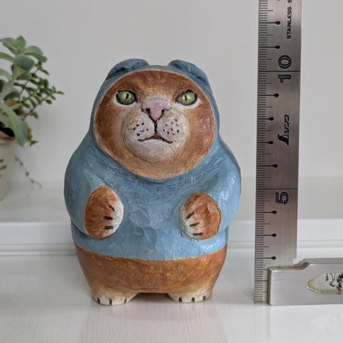 木彫り 『青パーカーのぽっちゃり猫』、 きもかわいい木彫りの置物