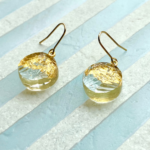 ガラスと金箔のピアス まる ピアス（フック・チェーン） jewegla 通販
