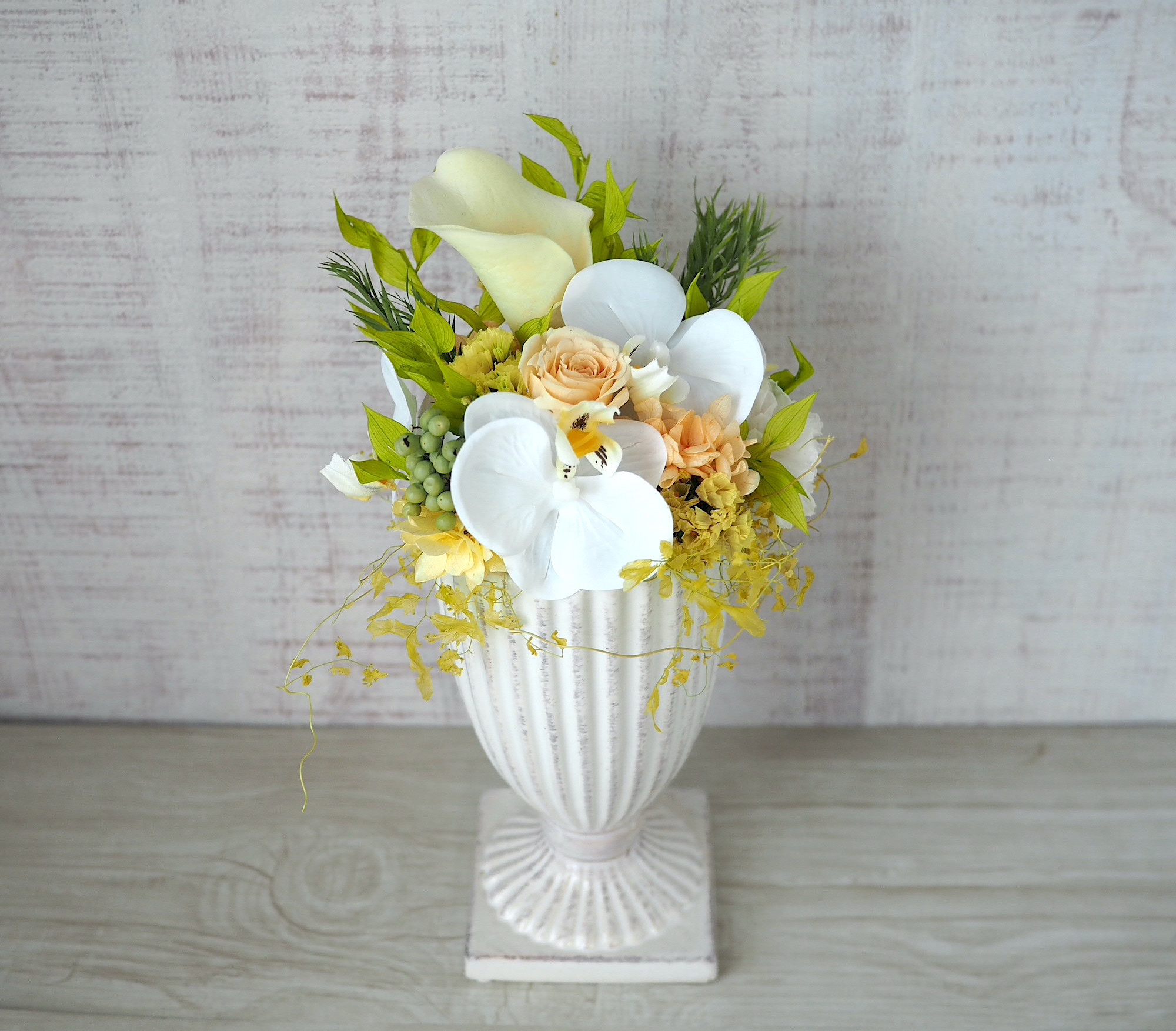 カラーと胡蝶蘭のアレンジメント