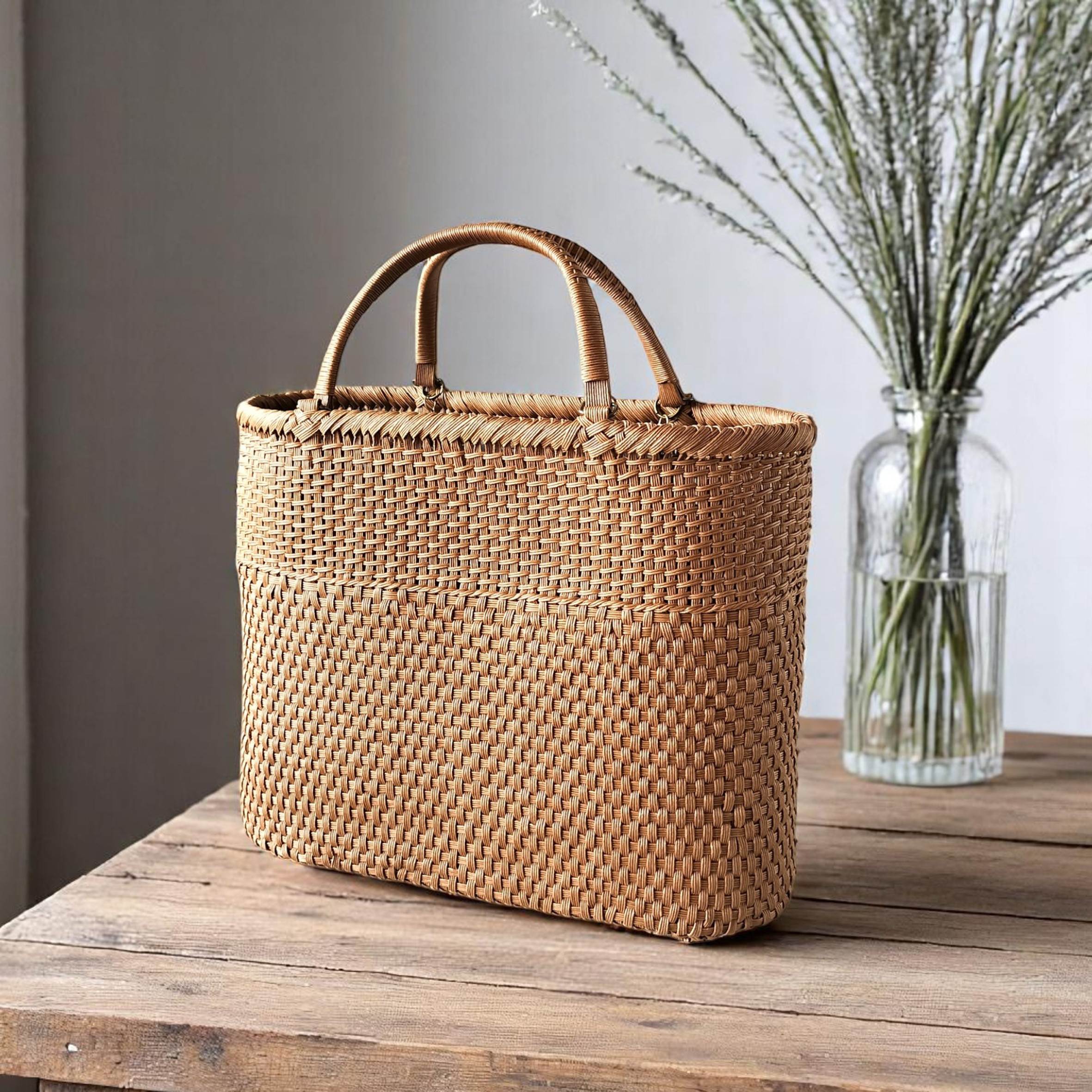 【美品 人気デザイン】山葡萄 かごバッグ /ハンドバック チャーム付き A4収納 山葡萄 籠バッグ 亀甲編み 内布あり チャーム付き (約)幅32×本体