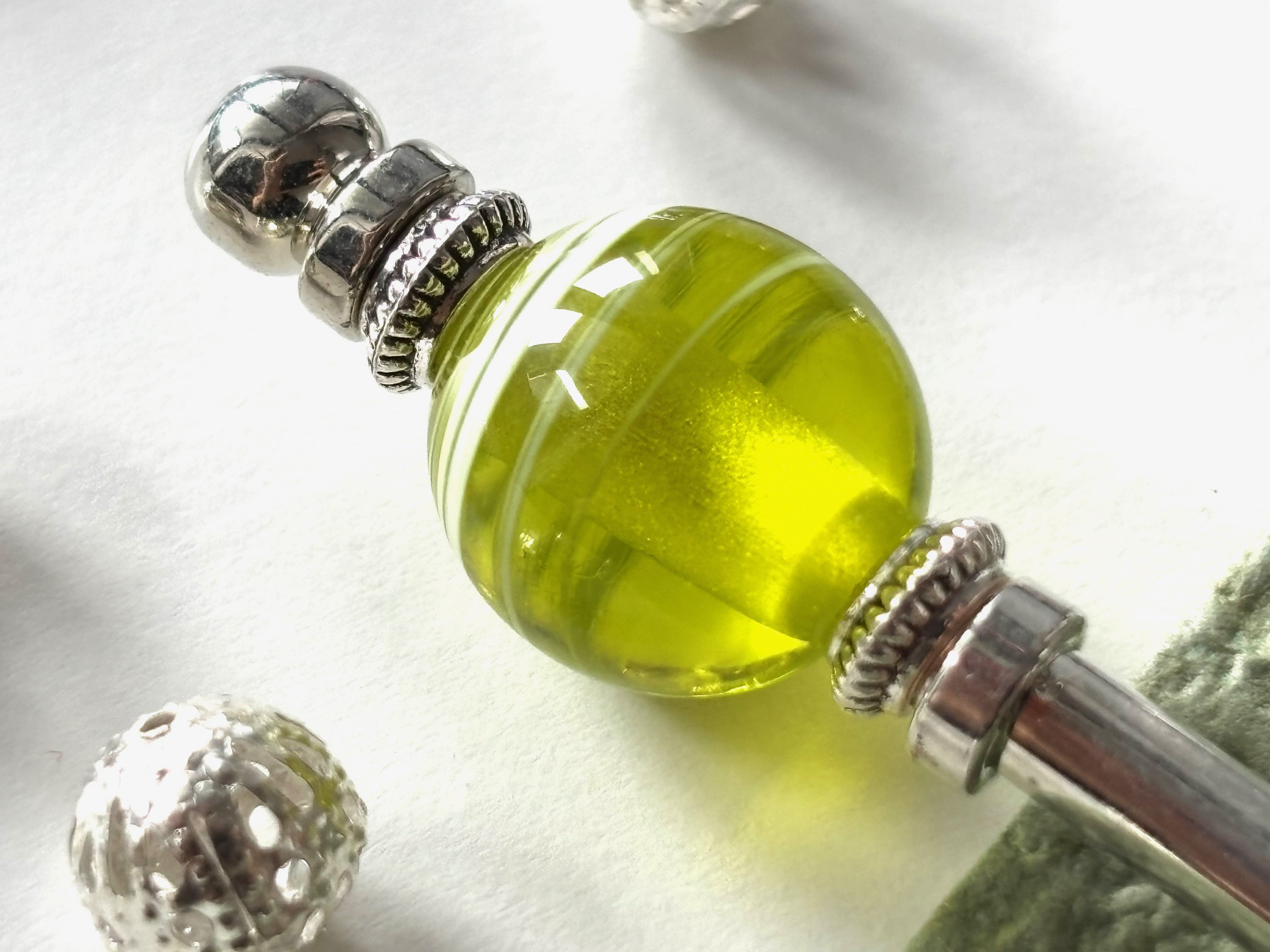 かんざし　夏祭りのヨーヨーの様な黄緑のマーブル模様のとんぼ玉　一本挿し　一本簪　涼しげ　夏　トンボ玉 5,775円