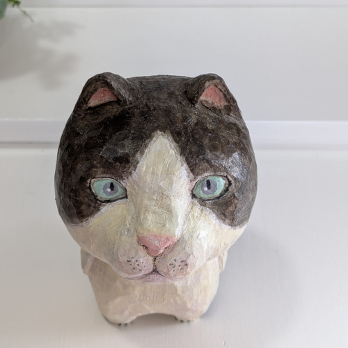 木彫り 『二頭身のぽっちゃり猫』、 きもかわいい木彫りの置物