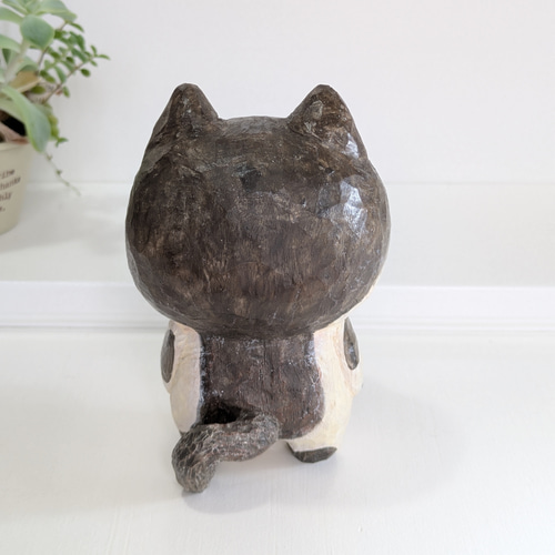 木彫り 『二頭身のぽっちゃり猫』、 きもかわいい木彫りの置物