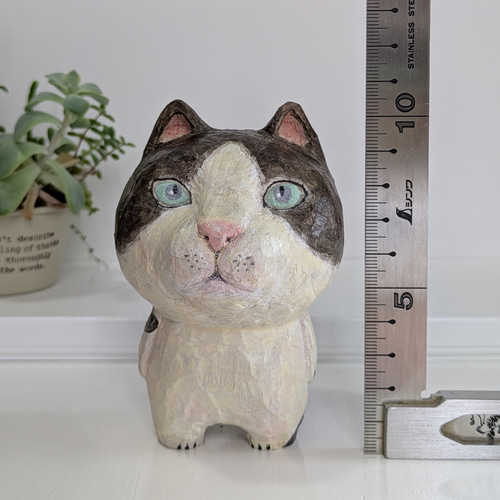 木彫り 『二頭身のぽっちゃり猫』、 きもかわいい木彫りの置物 その他